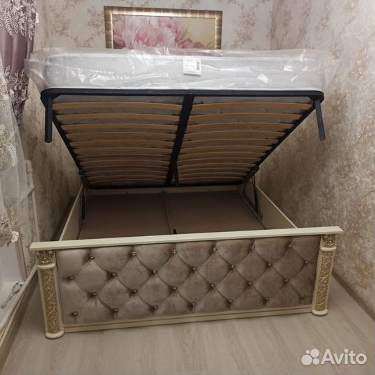 Кровать двухспальная с матрасом