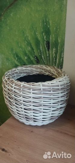 Кашпо из искусственного ротанга