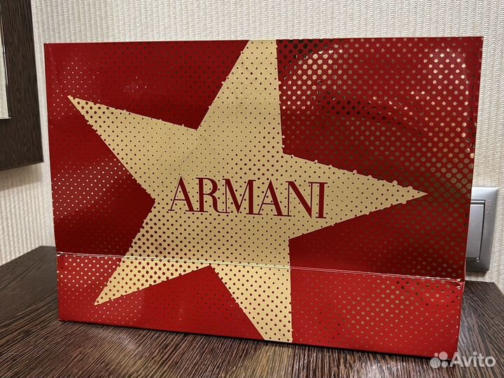 Пакет бренда Giorgio Armani с лицом дизайнера