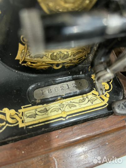 Старинная швейная ручная машина