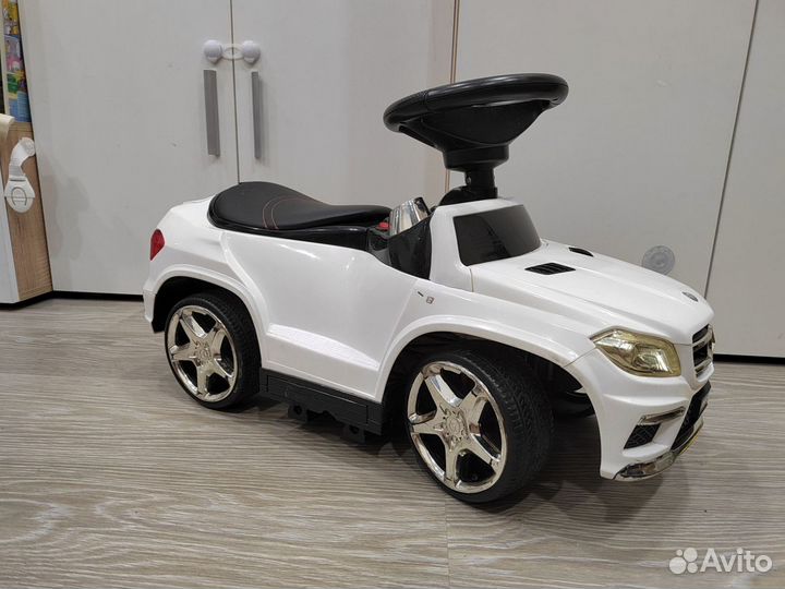 Детская машина каталка с ручкой Mercedes-Benz AMG