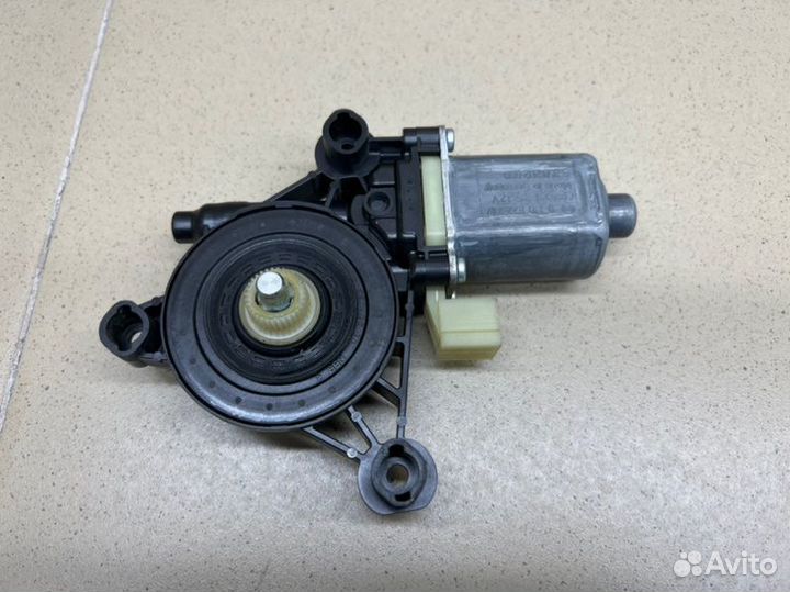 Моторчик стеклоподъемника передний правый Audi A3