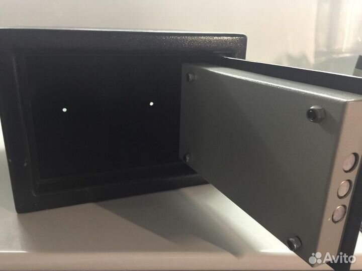 Сейф металлический