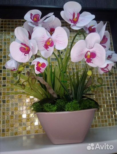 Композиция из искусственных орхидей