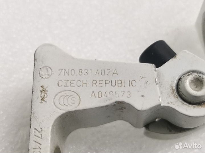 Петля двери передняя правая Skoda Octavia A7 cjza