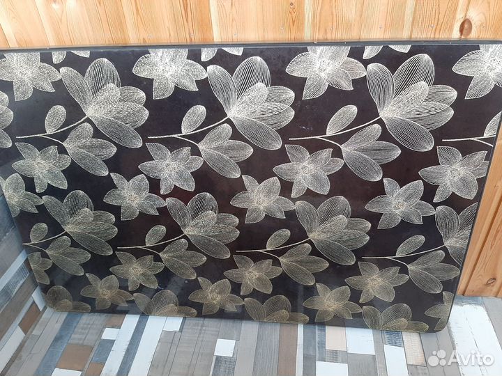 Кухонный стол, люстра, межкомнатные двери