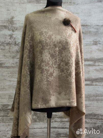 Тканный шерстяной палантин и шапка со снудом