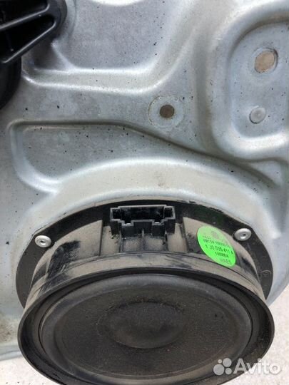 Моторчик стеклоподъемника задний левый Volkswagen
