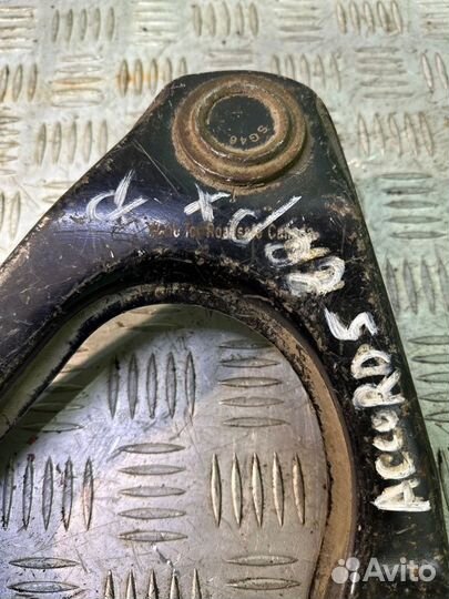 Рычаг верхний правый Honda Accord 5