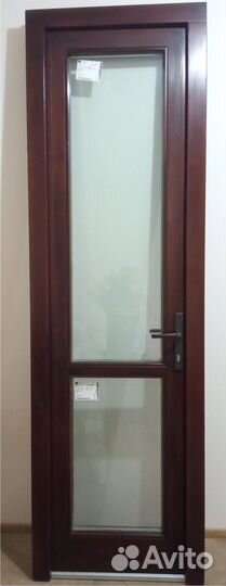 Дверь массив с коробкой.Новая остеклённая