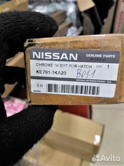 Накладка на край 5-й двери Nissan Juke KE7911KA20