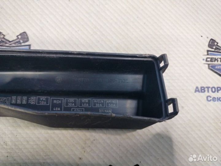 Крышка блока предохранителей Toyota Corolla Verso