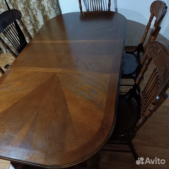 Стол и стулья