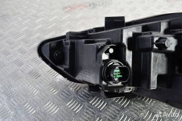 Б/У Фара правая Genesis G70 2017-2021 92102G9100