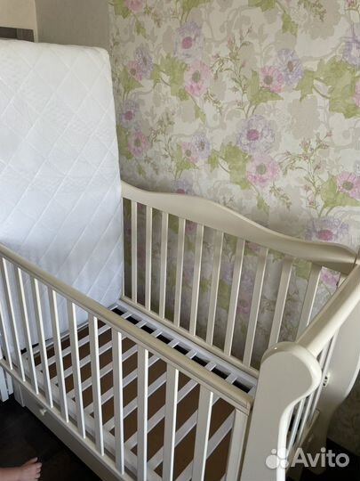 Детская кроватка с маятником