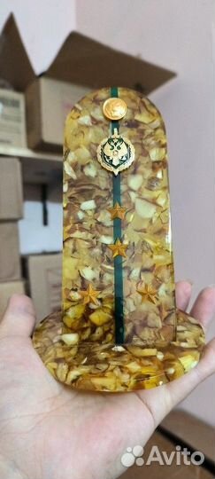 Сувенирный погон из янтаря