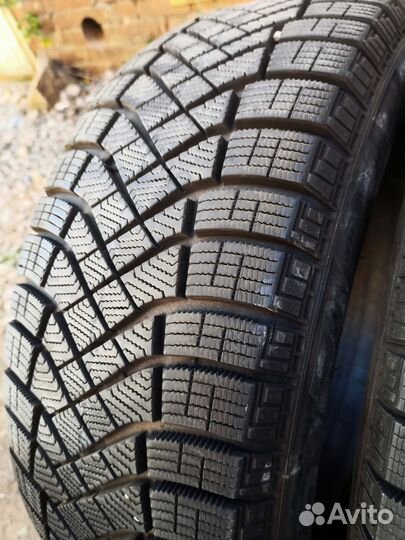 Pirelli Ice Zero FR 225/60 R17