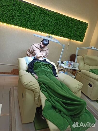 Наращивание ресниц на кресле Реклайнер