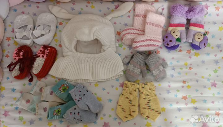 Зимняя шапка-шлем и вещи на малыша