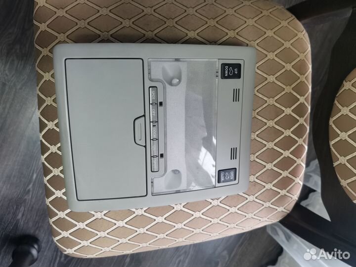 Плафон освещения салона Lexus LX570