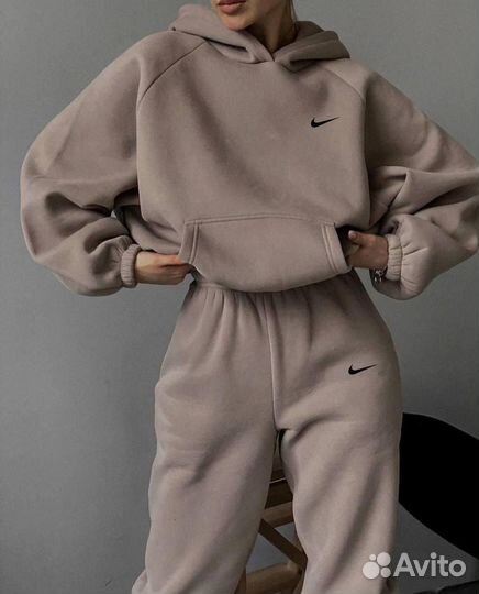 Женский спортивный костюм