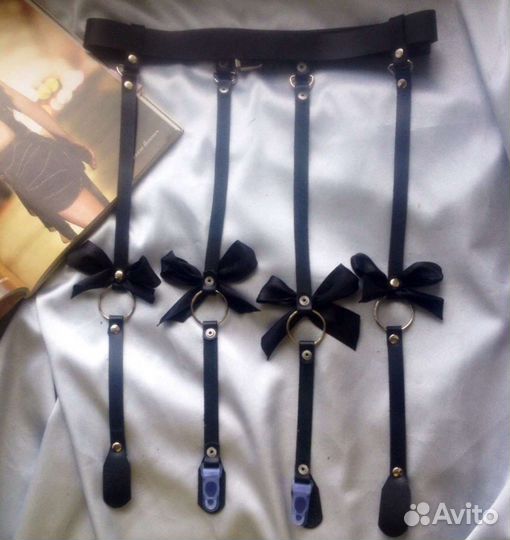 Повязки кожаные для чулок с атласными бантиками