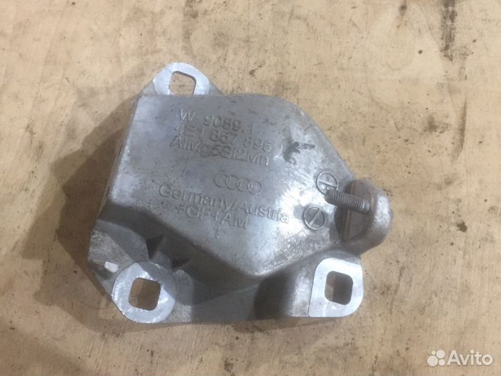 Кронштейн левый audi a8l d3