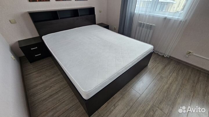 Кровать и две тумбы