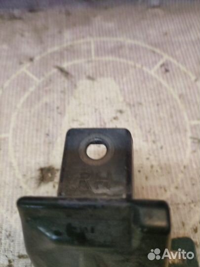 Крепление бампера правое Mitsubishi Outlander Xl