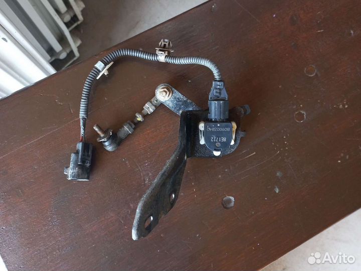 Датчик уровня высоты левый Toyota Prado 150