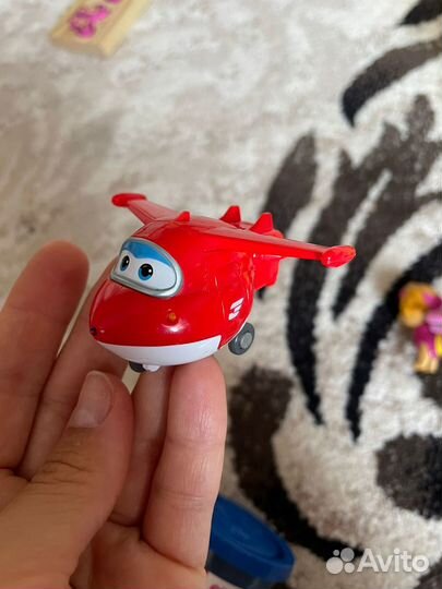 Герой мультфильма Супер Крылья Джет (Jet)