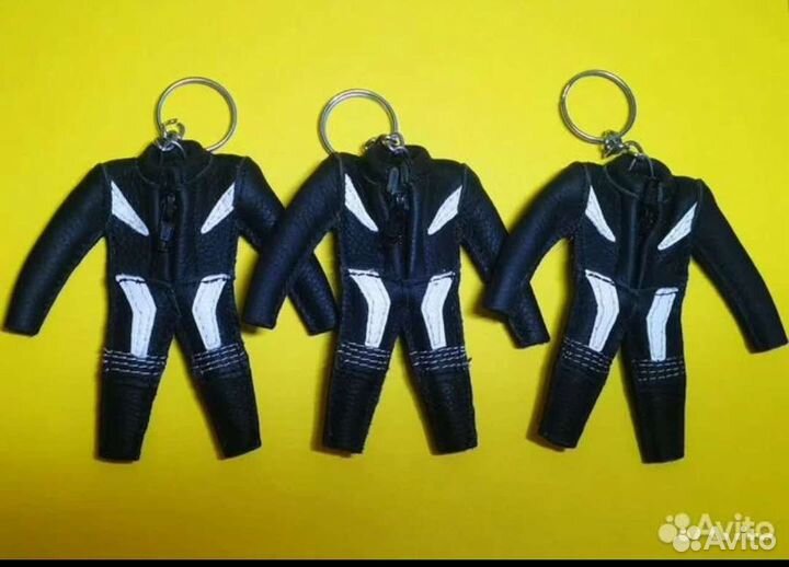 Брелок мото комбинезон