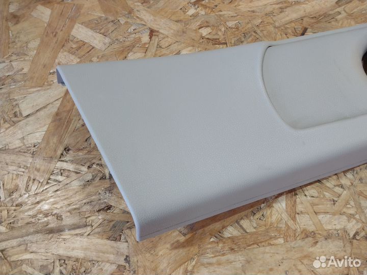 Обшивка средней стойки Skoda Yeti правая