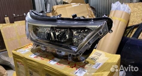 Фара передняя правая Toyota RAV 4 50 оригинал