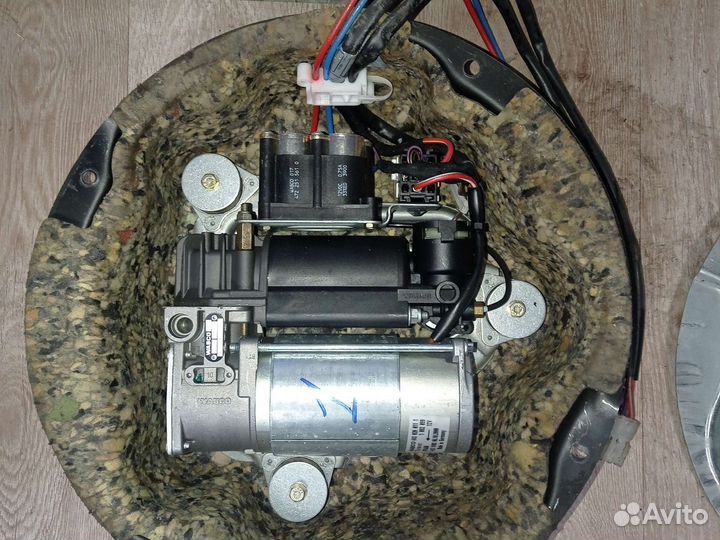 Компрессор задней пневмаподвески на BMW X5 Е53