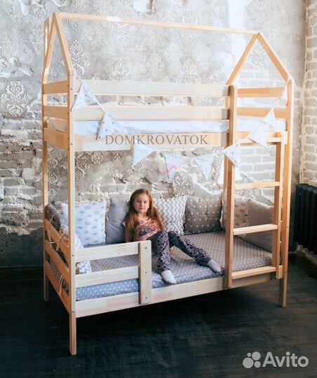 Детская двухъярусная кровать с лестницей с угла