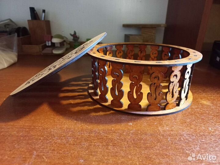 Деревянная шкатулка