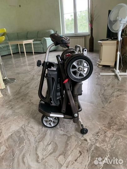 Электрическая инвалидная кресло-коляска (скутер)