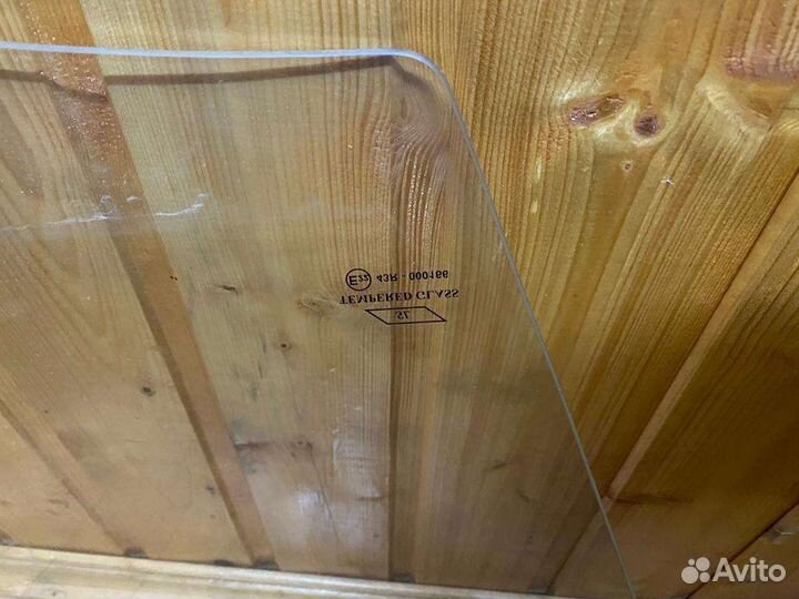 Боковое стекло