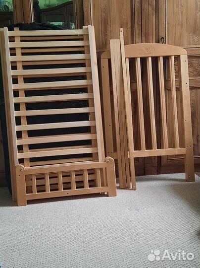 Детская кроватка с маятником