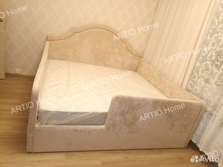 Кровать с изголовьем