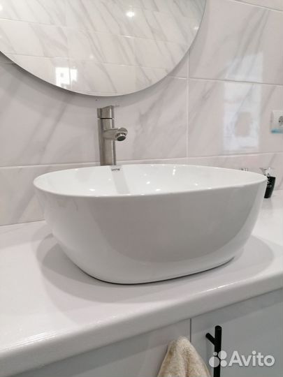 Раковина со смесителем в ванную