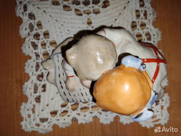 Фарфоровая статуэтка СССР Дети с книгой