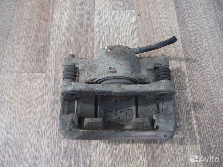 Суппорт передний правый Honda Acsot 1995