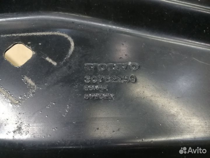 Передняя панель Volvo XC60 (телевизор)