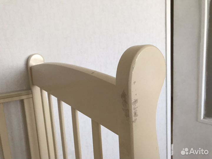 Детская кроватка с маятником и ящиком