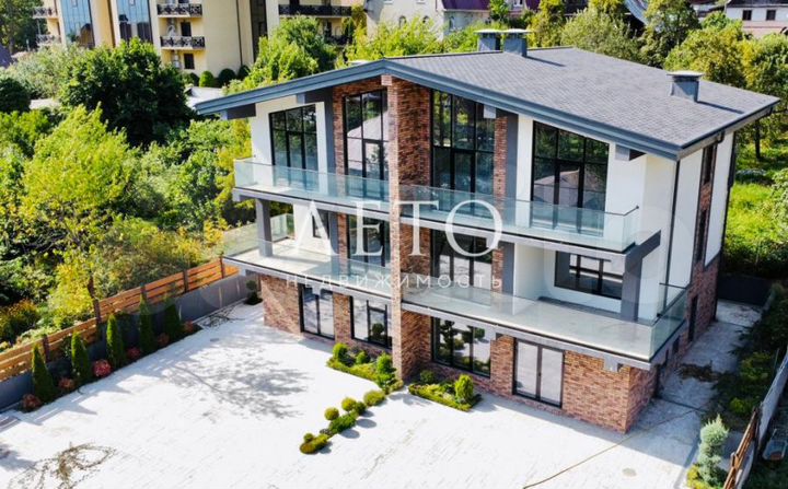 Дом 500 м² на участке 8 сот.