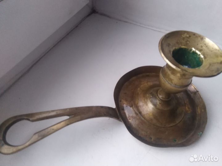 Старинный подсвечник с ручкой