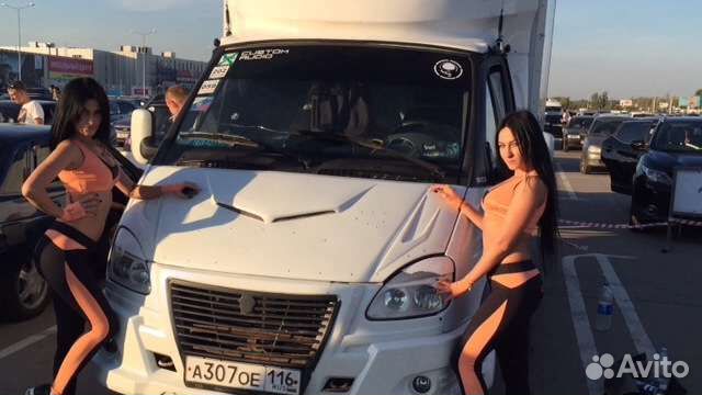 Водитель на своем грузовом авто