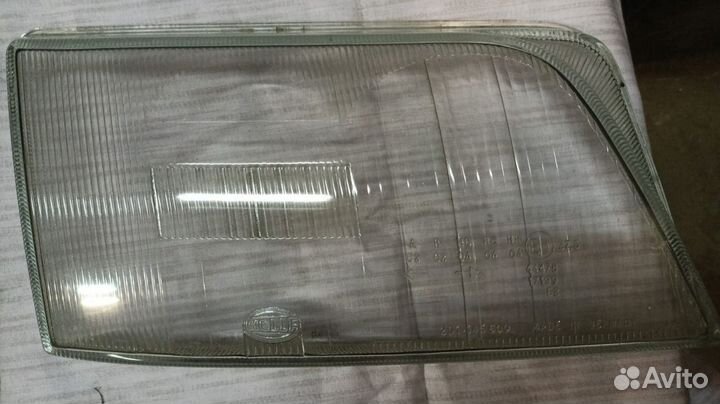 Стекло правой фары Ауди А6 С4